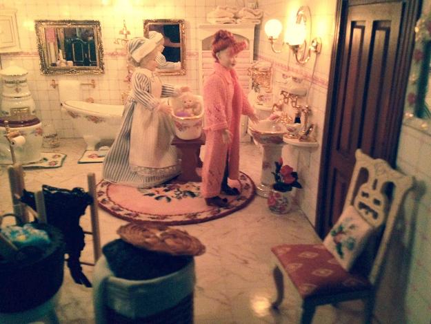 Picture of a dollhouse needlepoint round carpet "Bella" in the bathroom