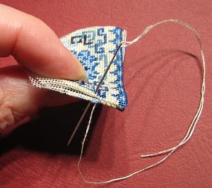 Miniature needlepoint tutorial - Make a stitch every two gauze threads along the seam